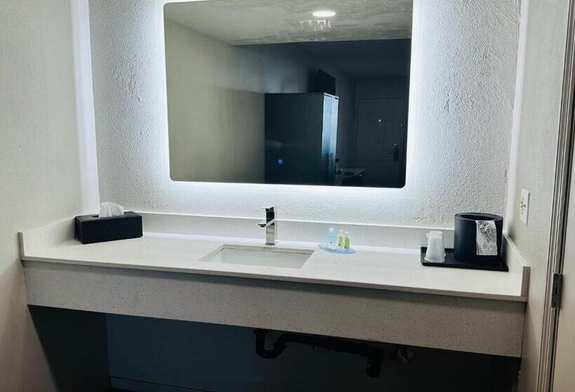 اتاق استاندارد با تخت بزرگ برای معلولان, Quality Inn Show Low