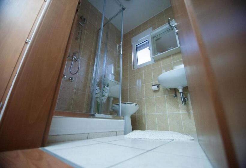 اتاق استاندارد سه نفره, Gec