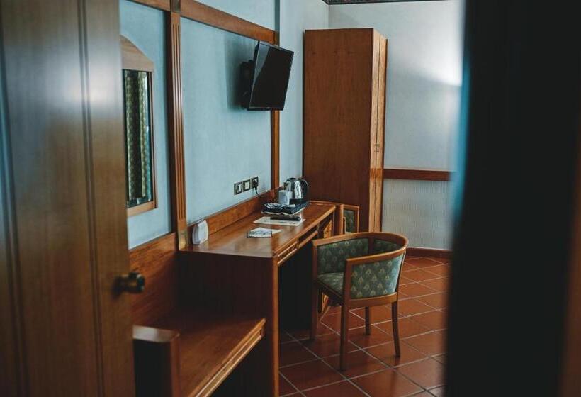 Habitación Estándar Individual, Serino