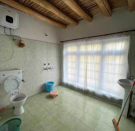 Quarto Deluxe, Napishu Guest House