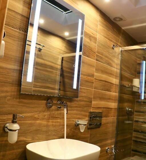 标准三人间, Semiramis Guesthouse