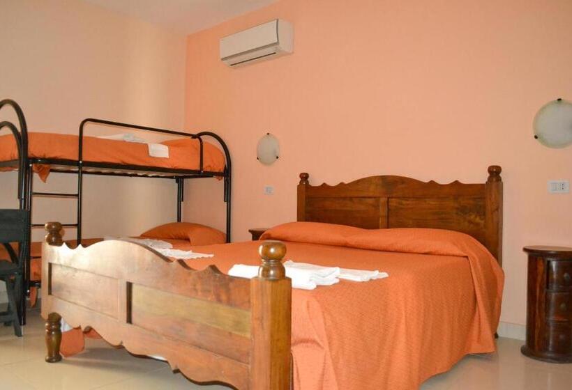 Четырехместный Номер Стандарт с Балконом, Casa Vacanze Santa Lucia