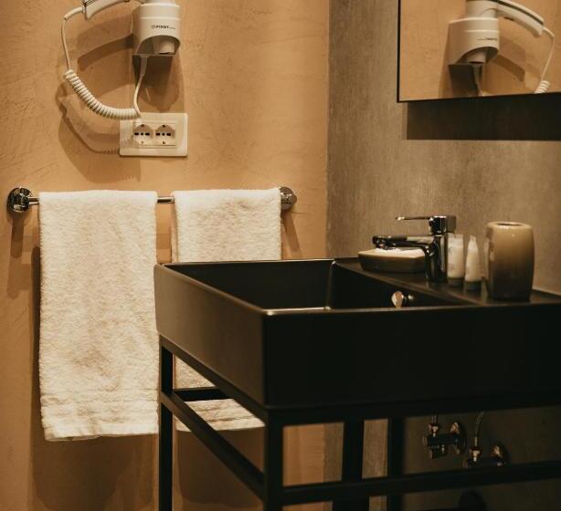اتاق لوکس با بالکن, Amr Hotel Durres