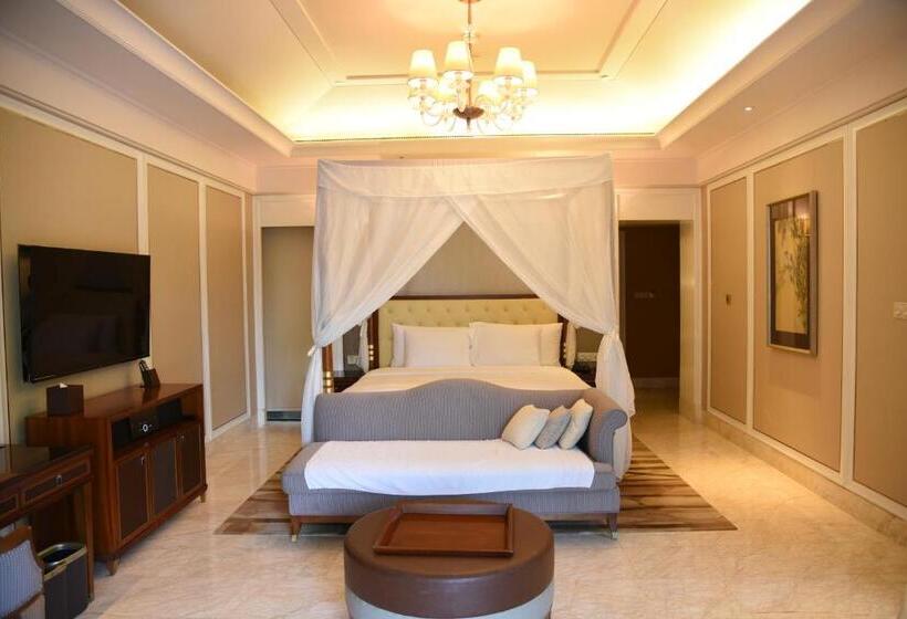 Вилла 3 Спальни с Бассейном, Wanda Reign Resort & Villas Sanya Haitang Bay