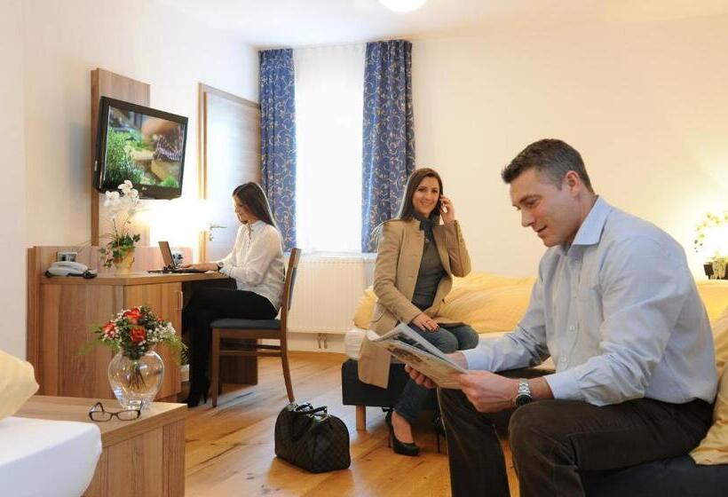 Номер Стандарт Трехместный, Christl
