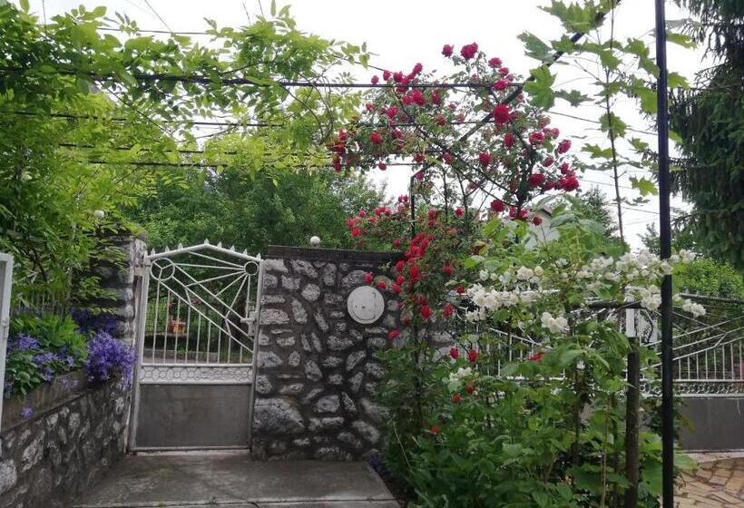 ファミリールーム, Füge Vendégház