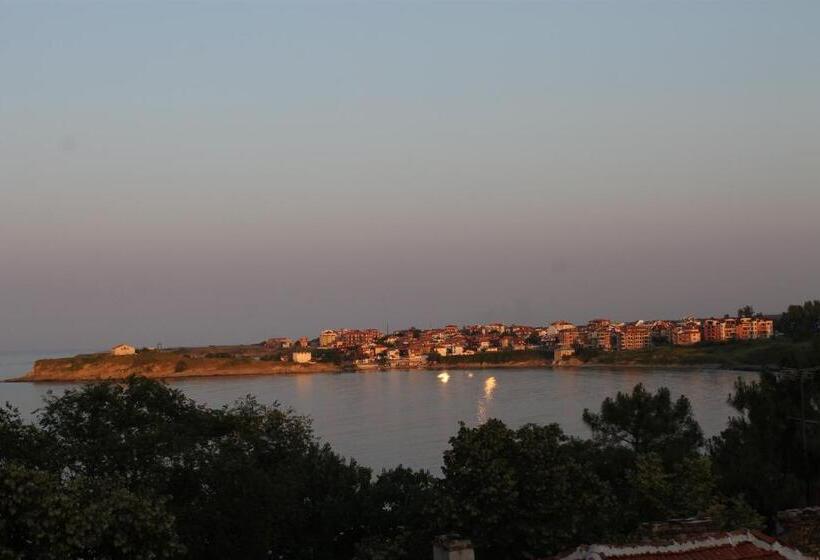 Полулюкс с Балконом, Guest House Dara