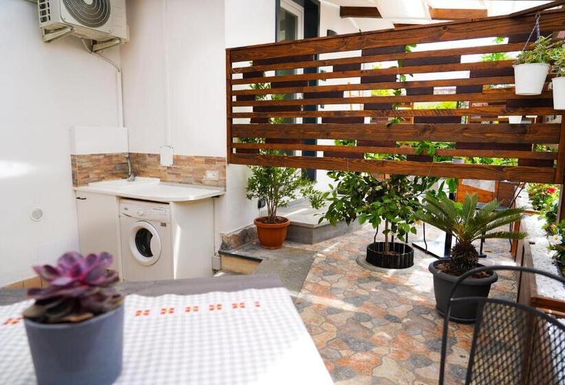 Апартаменты 1 Спальня с Террасой, Familiainn Rooms & Apartments