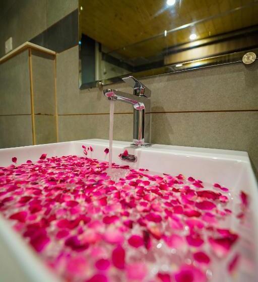 디럭스 룸 킹사이즈 침대, Abhilashi Residency & Spa   Centrally Heated & Air Cooled