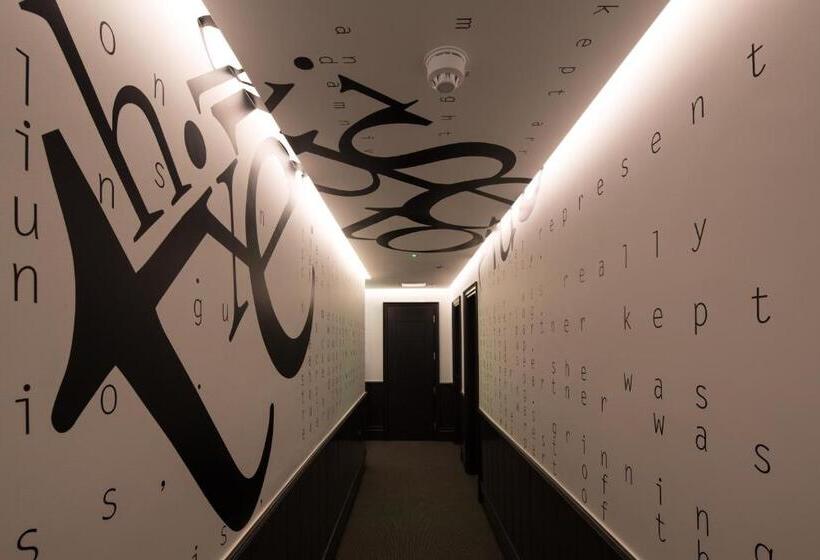 اتاق سوپریور, The Exhibitionist