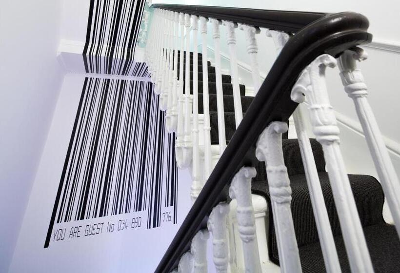 اتاق سوپریور با بالکن, The Exhibitionist