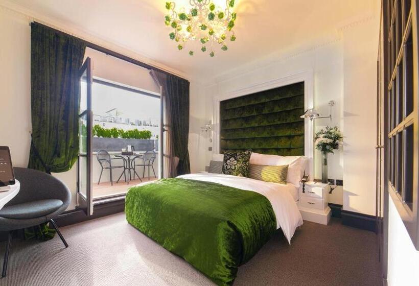 اتاق سوپریور با بالکن, The Exhibitionist