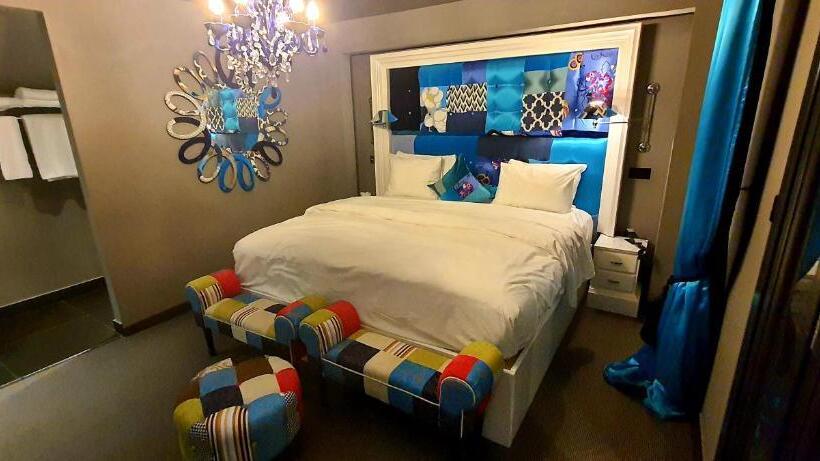 سوئیت پنت هاوس, The Exhibitionist