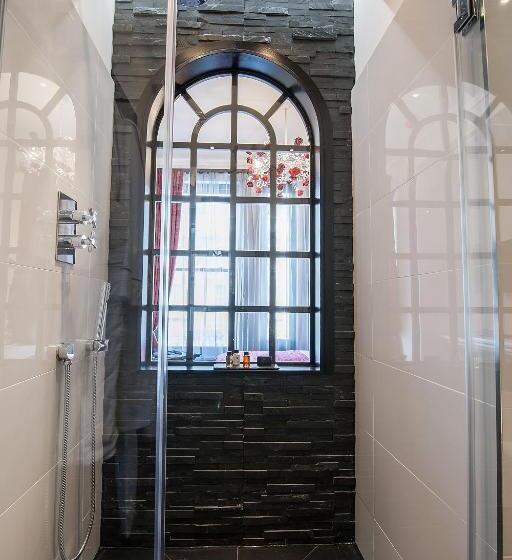 اتاق لوکس, The Exhibitionist