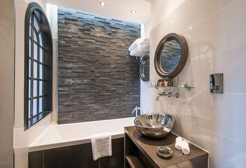 اتاق لوکس, The Exhibitionist