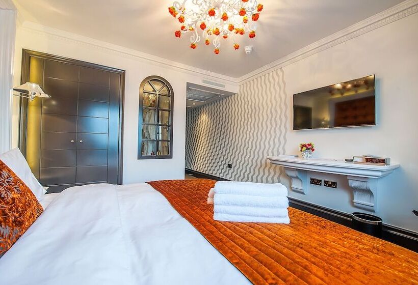 اتاق سوپریور, The Exhibitionist