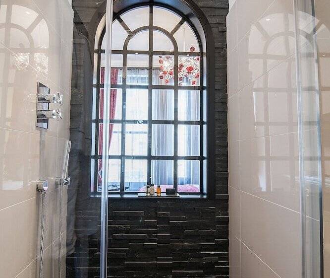 اتاق سوپریور با بالکن, The Exhibitionist