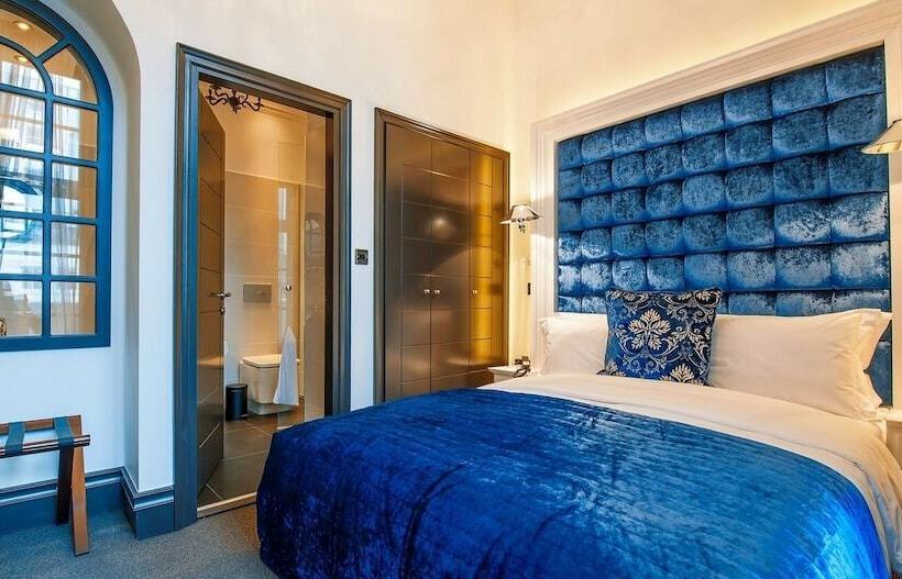 اتاق سوپریور با بالکن, The Exhibitionist