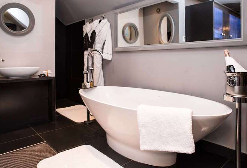 اتاق استاندارد, The Exhibitionist