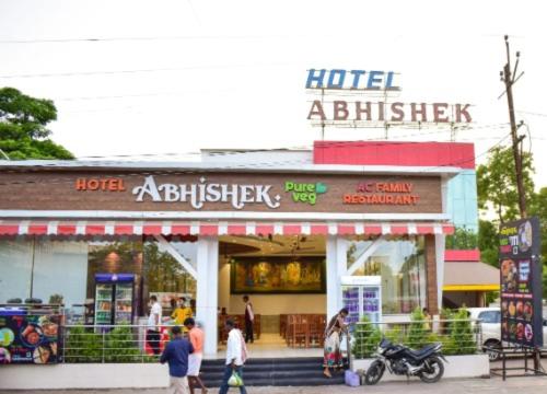 디럭스 룸, Abhishek