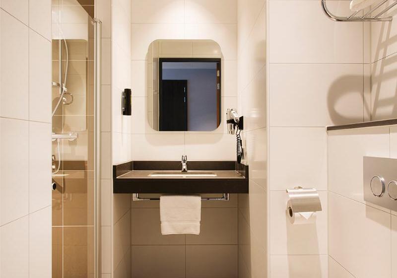 Standard Triple Room, Corendon Amsterdam Newwest, A Tribute Portfolio