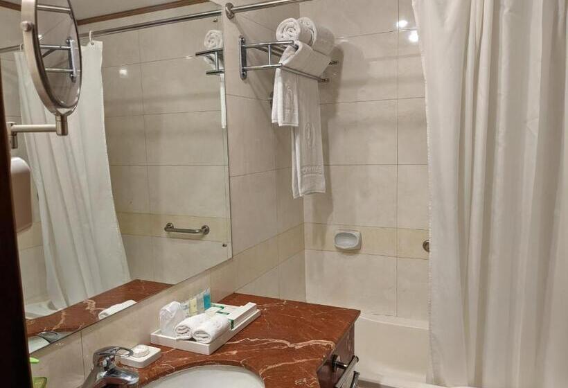 Номер Deluxe, The Peninsula Chittagong Limited