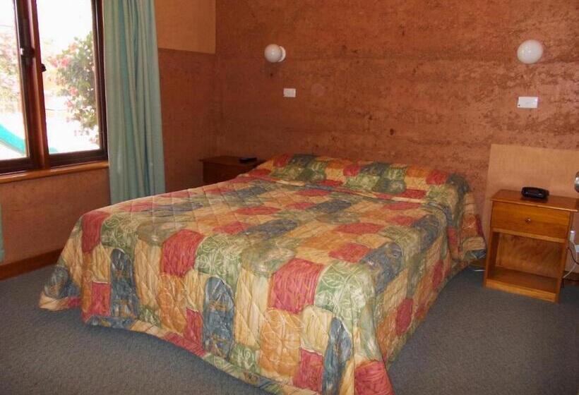 شقة غرفتين, Mud Hut Motel