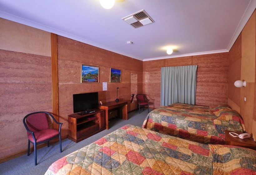 Семейный Номер, Mud Hut Motel