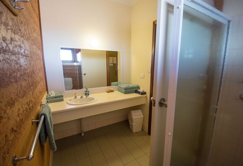 Семейный Номер, Mud Hut Motel