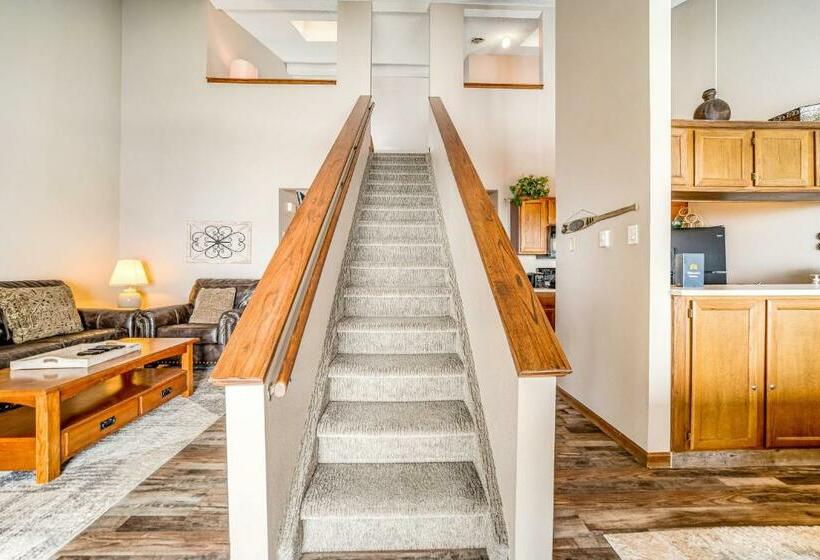 침실 2개 아파트, Granby Condo With Views