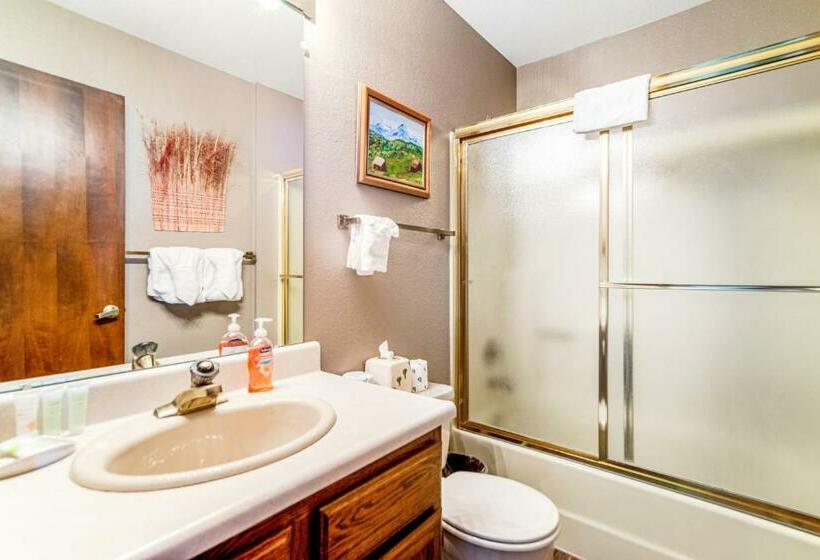침실 2개 아파트, Granby Condo With Views