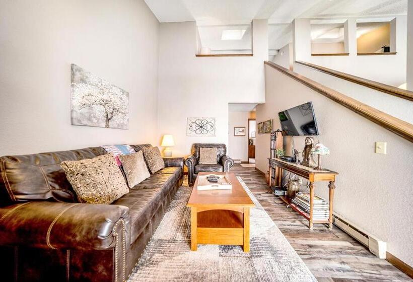 침실 2개 아파트, Granby Condo With Views