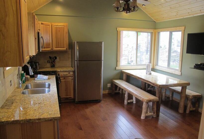 Хижина, Convict Lake Resort