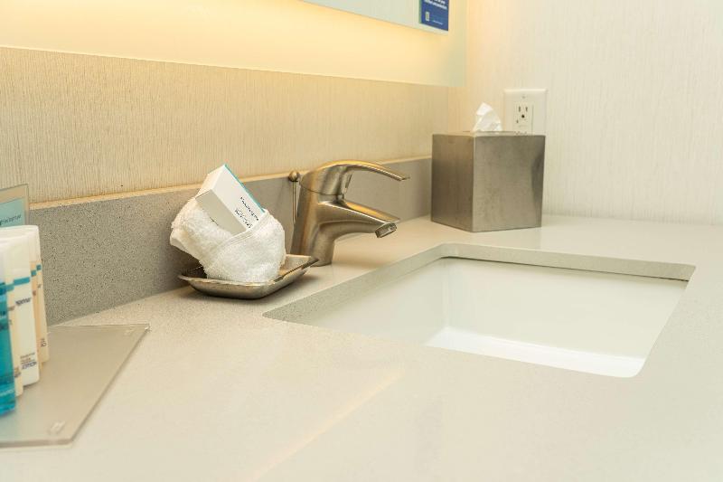 Стандартный Номер Кровать Кинг, Hilton Garden Inn Rochester Downtown, Ny