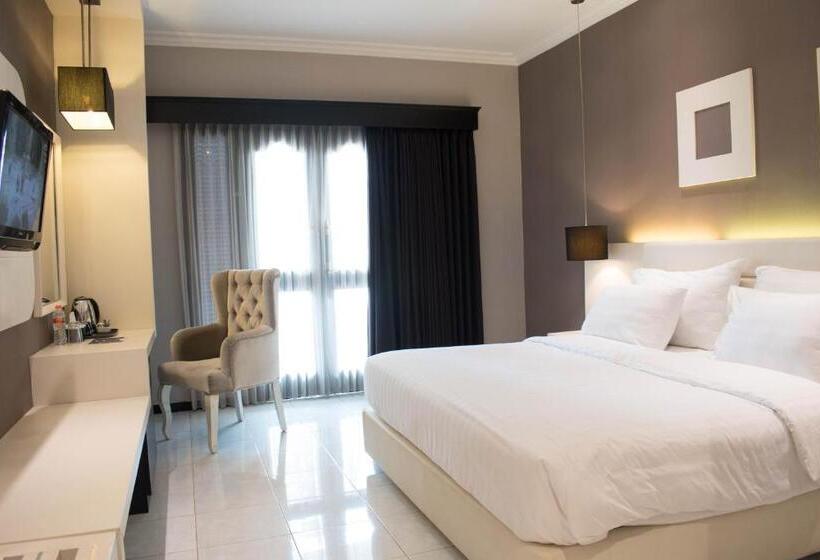 Номер Deluxe, Luminor Hotel Jember By Wh