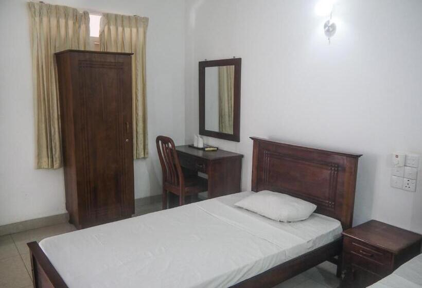 Трехместный Номер Deluxe, Visaka Hotel   Kataragama