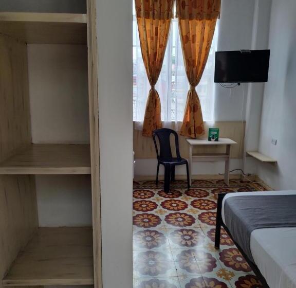 غرفة قياسية فردية, Ayenda Macondo