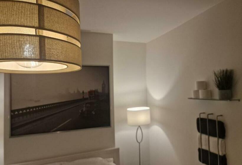 带大床的豪华间, Beautiful Rooms In London
