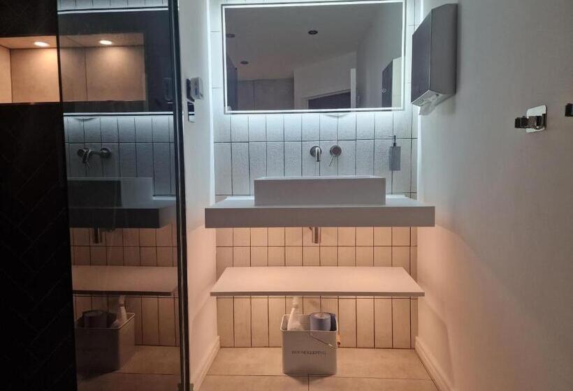 带大床的豪华间, Beautiful Rooms In London