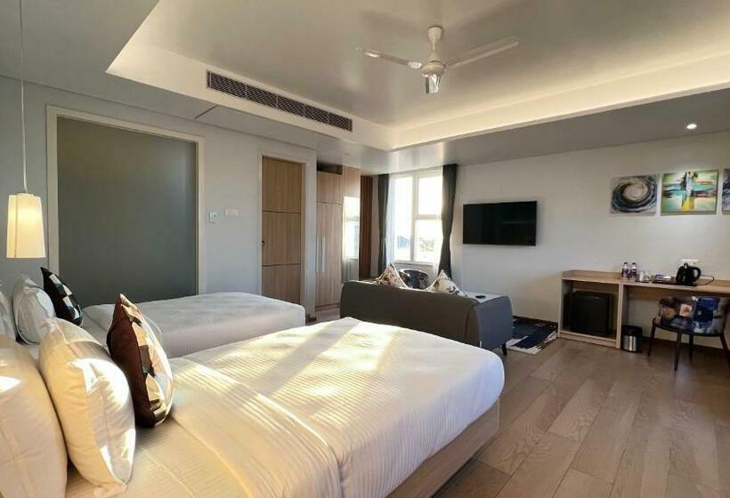 اتاق خانوادگی با چشم‌انداز کوه, Aurora Boutique Hotel Imphal