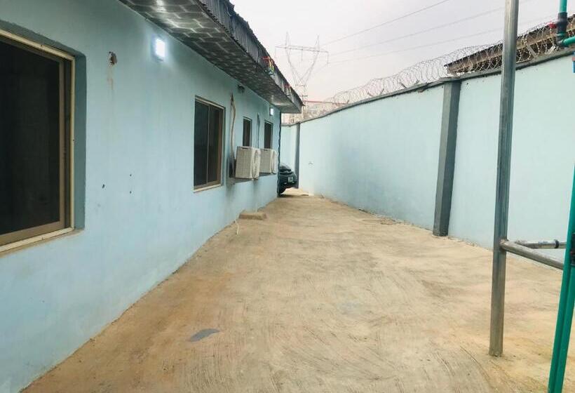 اتاق لوکس با تخت بزرگ, Umbrella Properties   Eleyele Ibadan