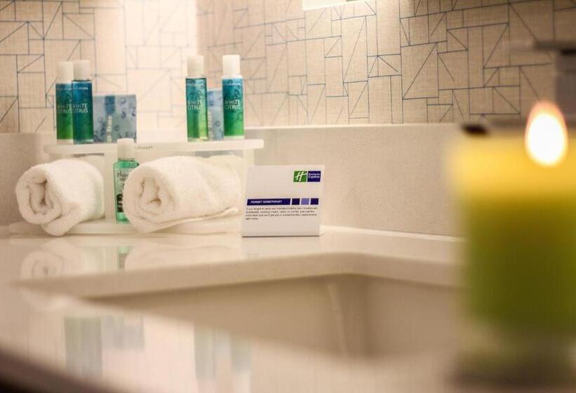 带大床的标准间, Holiday Inn Express & Suites Miami Airport East, An Ihg