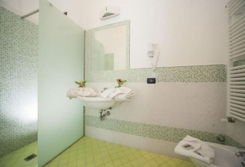 Habitación Triple Estándar, Marilonda