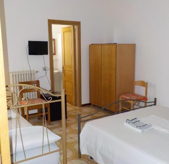 اتاق استاندارد سه تخته با بالکن, B&b Il Cedro