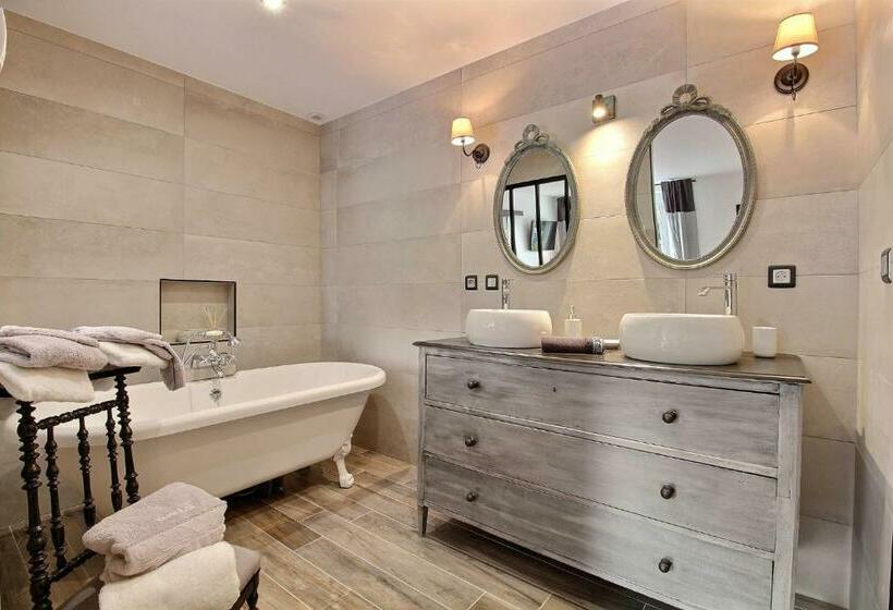 Номер Deluxe Кровать Кинг, Le Domaine D Etaville