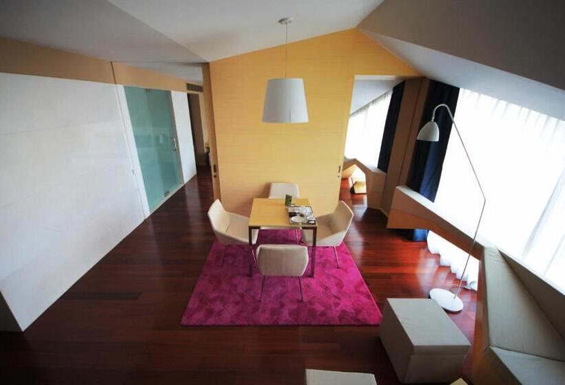 Deluxe Suite met Kingsize Bed, Vivanta New Delhi, Dwarka