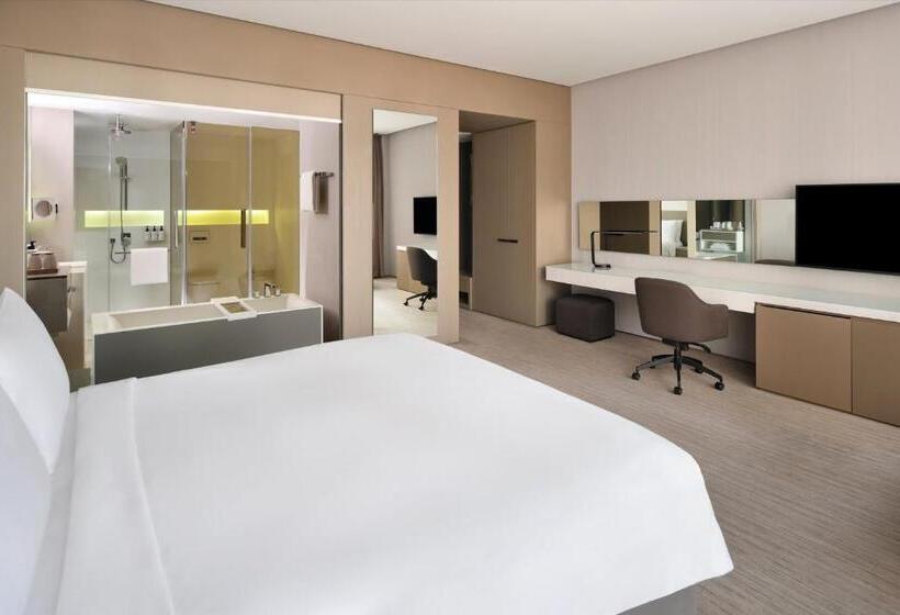 带大床的经典房间, Intercontinental Dubai Marina, An Ihg