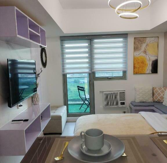 استودیو استاندارد با چشم‌انداز استخر, Azure North Monaco Tower