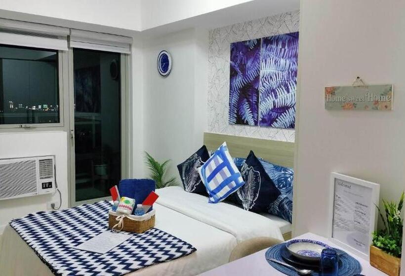 استودیو استاندارد با چشم‌انداز استخر, Azure North Monaco Tower
