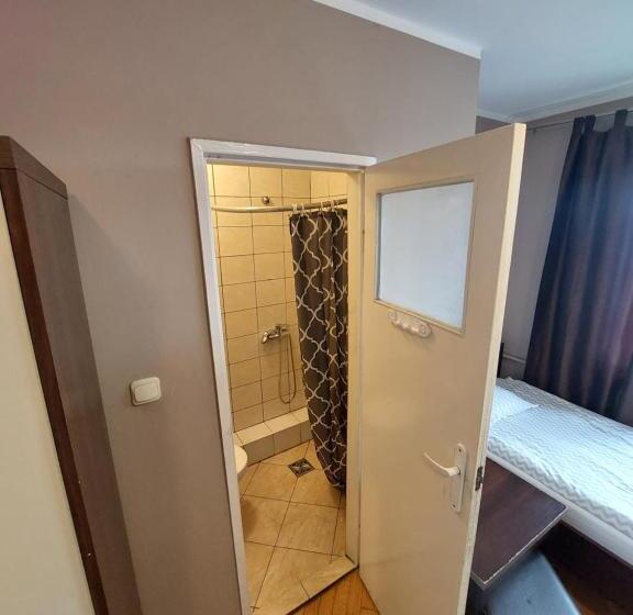 غرفة أساسية, Strzelec Noclegi